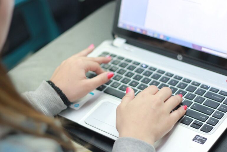 Igiena digitală a conturilor: ce faci într-o după-amiază ca să nu-ți pierzi e-mailul, banii și fotografiile