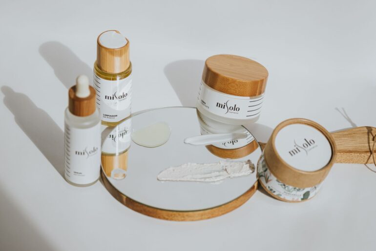 Cum citești eticheta unui cosmetic: ghid practic pentru cumpărături fără regrete