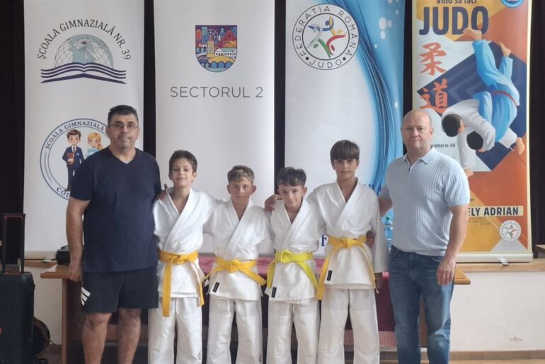 Sportivii ACS Motiuashi alaturi de antrenori la Scoala Gimnaziala nr. 39