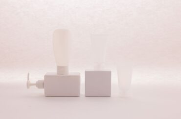 Trusa de frumusețe minimalistă: cele 12 produse care îți sunt cu adevărat de folos
